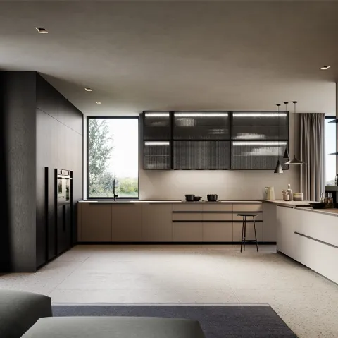 Cucina Moderna angolare Tratto 10 in Pet riciclato, boiserie in legno impiallacciato e pensili in vetro e alluminio di Arredo3