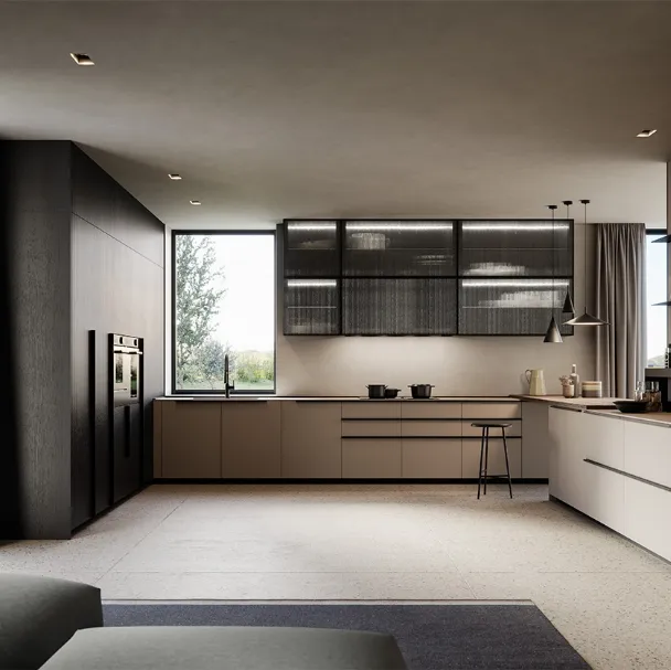 Cucina Moderna angolare Tratto 10 in Pet riciclato, boiserie in legno impiallacciato e pensili in vetro e alluminio di Arredo3